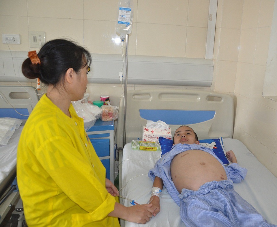 4 lần mổ não, tính mạng cậu bé 10 tuổi như ngọn đèn trước gió - 4 Chị Thủy nghẹn ngào kể lại thời gian đi chăm con.
