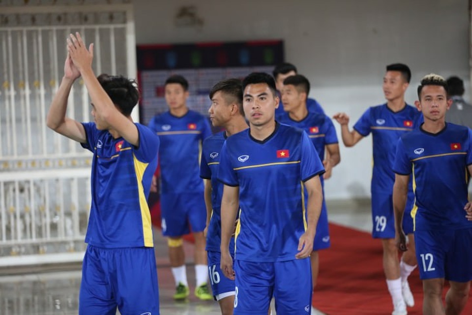 
Các tuyển thủ Việt Nam bước ra sân
