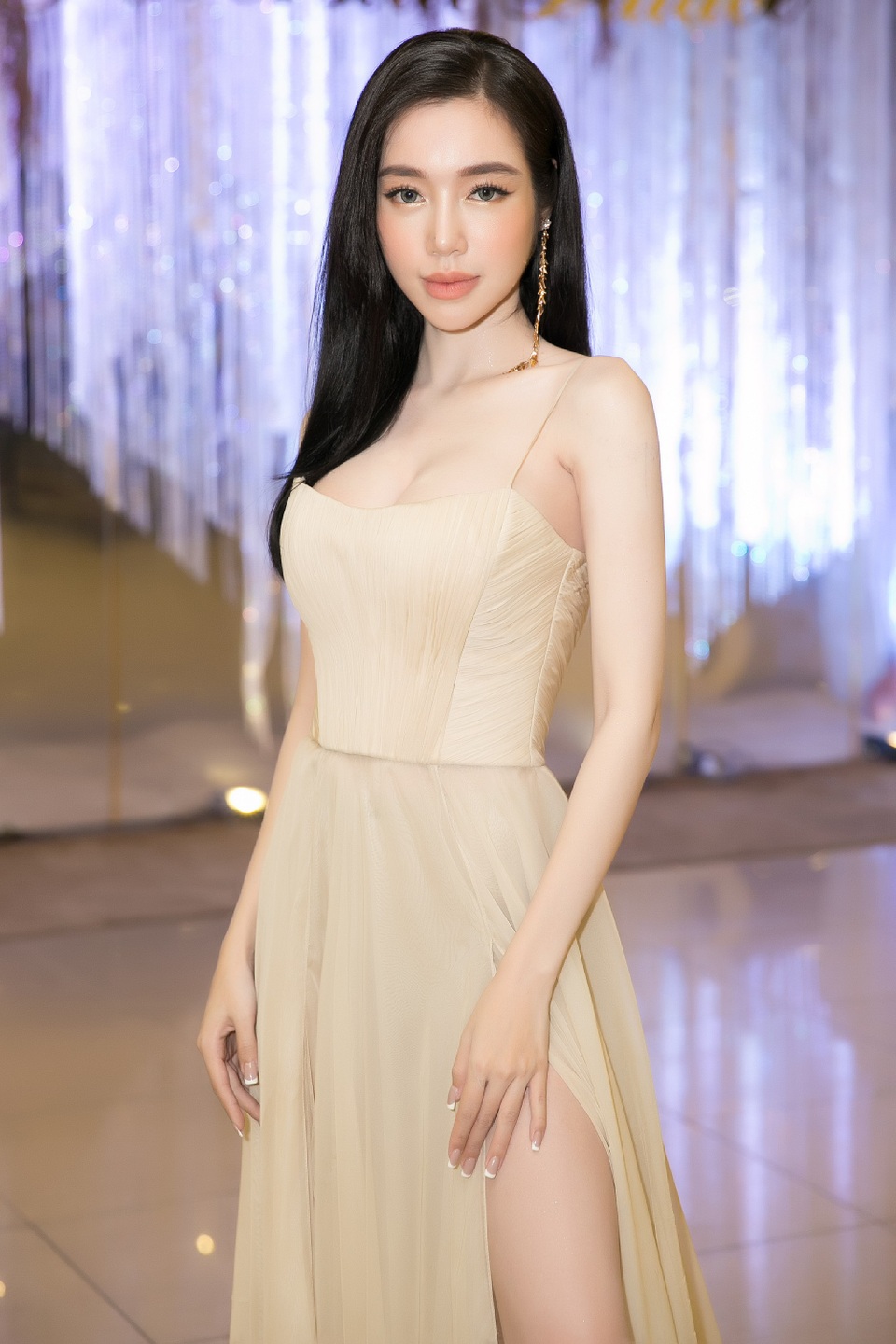 Cô lý giải hầu hết phụ nữ có ngực đầy thì phần vai sẽ mập. Tôi may mắn được trời phú có xương vai gầy và với tôi như thế là đẹp. Ngực hay mông có thể can thiệp dao kéo chứ xương vai thì không thể.