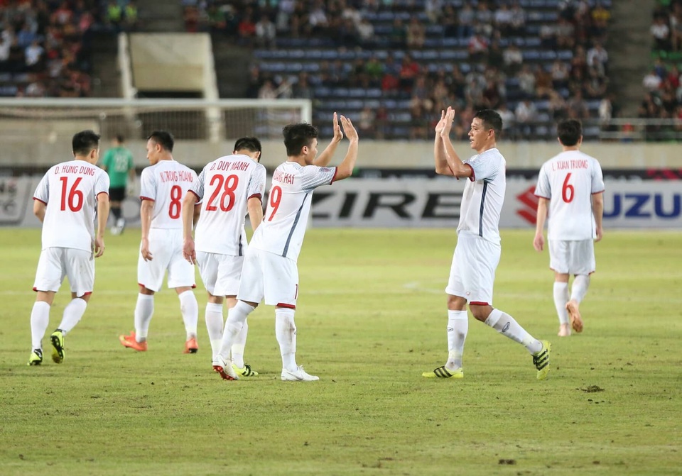 
Đồng đội chia vui với Quang Hải sau bàn thắng nâng tỷ số lên 3-0
