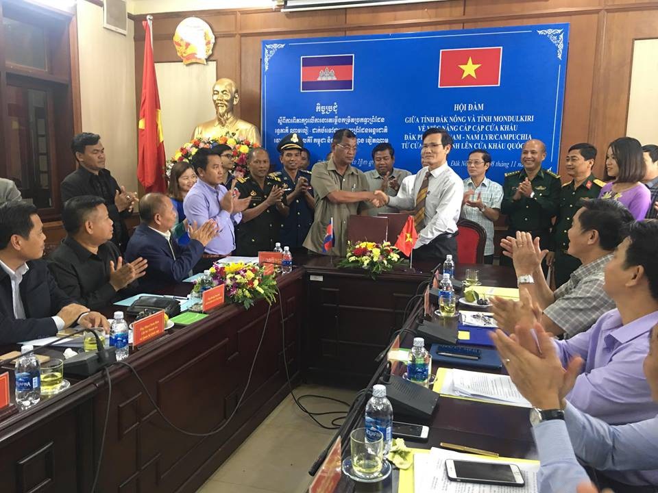 Đề nghị nâng cấp một cửa khẩu quốc tế sang Campuchia - 1 Lãnh đạo hai tỉnh ký bản ghi nhớ sau cuộc hội đàm