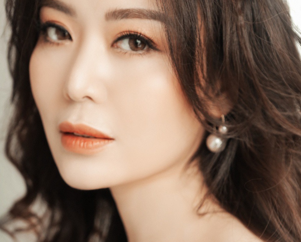 Vén màn bí mật chưa kể của các Hoa hậu và mỹ nhân Việt lấy thiếu gia - 10 Hoa hậu Thu Thủy tiết lộ đời tư “bình lặng, nguyên tắc” sau 24 năm đăng quang. Người đẹp thổ lộ rằng, mỗi ngày cô đều cảm thấy vui và hứng khởi. Cô không thích so sánh mình với ai, cũng không sống bằng những khuôn mẫu hay quy ước mà xã hội vẫn mặc định về người phụ nữ.