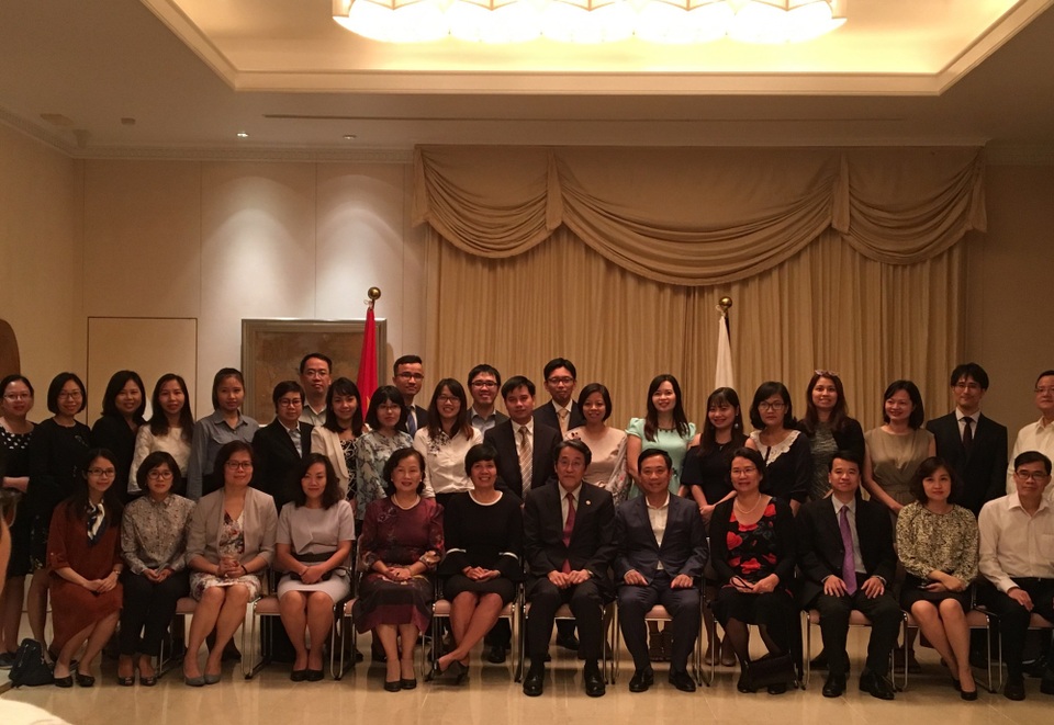 “Nhật Bản rất coi trọng việc đào tạo nguồn nhân lực gánh vác tương lai của Việt Nam” - 2
Đại sứ Umeda (giữa) cùng các khách mời và cựu sinh viên chương trình JISPA (Ảnh: Đức Hoàng)