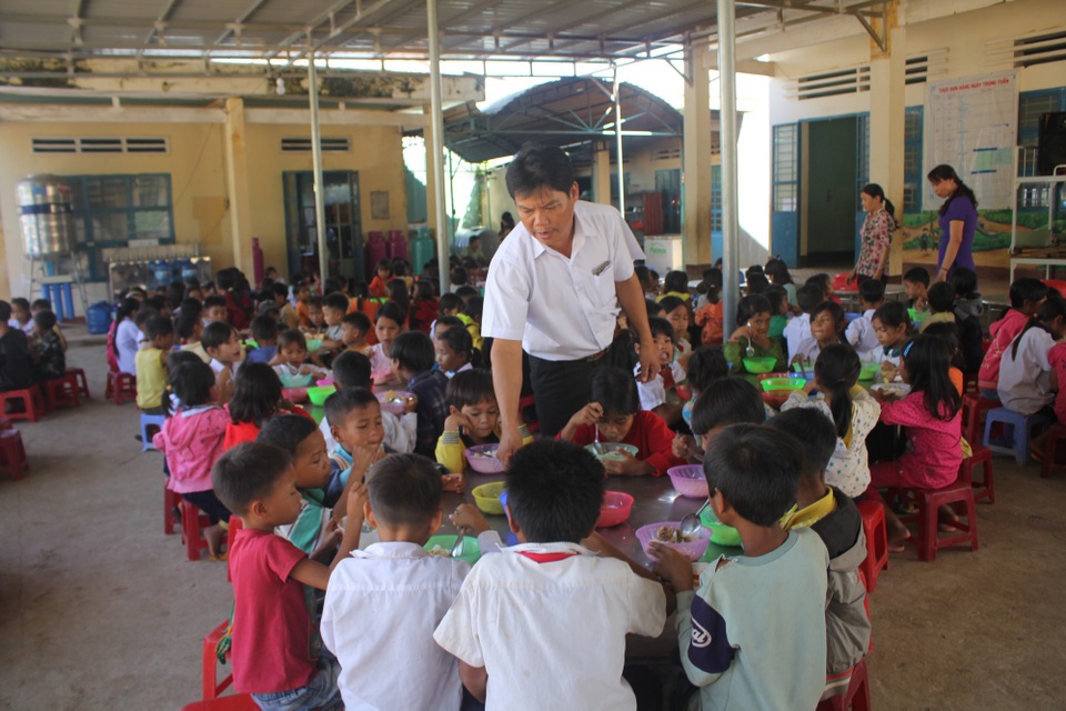 Thực hiện “3 đủ” đưa giáo dục vùng cao “trỗi dậy” - 1 Khi đến trường học, các em học sinh đồng bào được thầy cô lo cho đủ cơm 3 bữa, quần áo và quá trình ở suốt 1 tuần