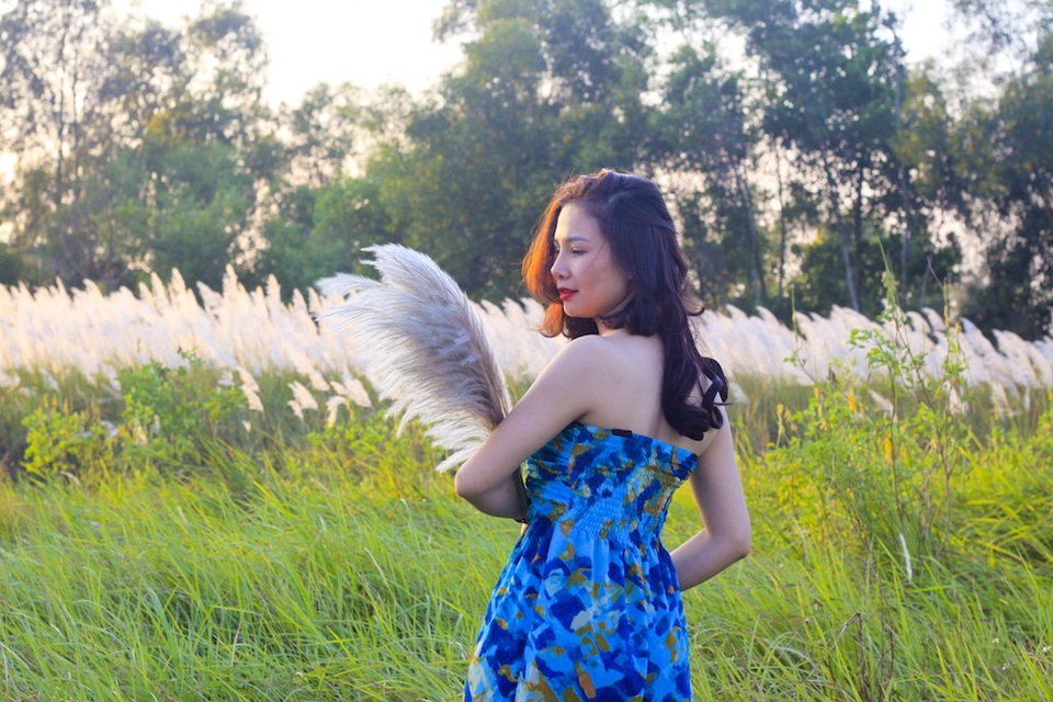 Đã mắt bãi cỏ lau giữa đô thị biển Cửa Lò - 5 Thiếu nữ tạo dáng giữa những bông cỏ lau trắng muốt. Ảnh: Nguyễn Lăng.