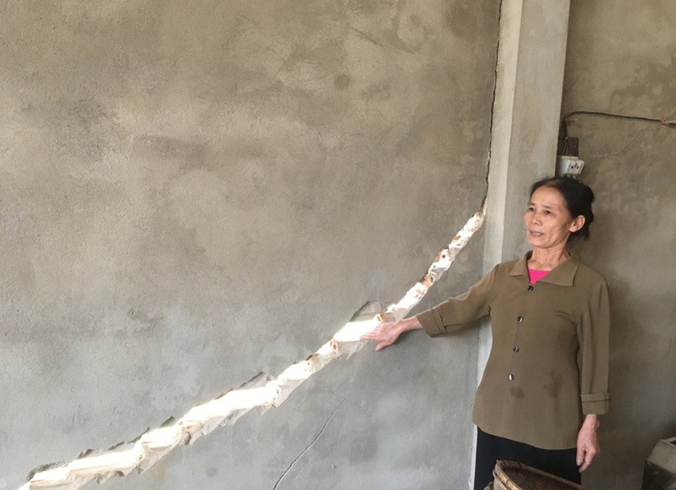 Nổ mìn thi công kênh, gần 350 nhà dân lún nứt - 4 Có những vết nứt tường nhà dài gần chục mét, rộng hơn 10cm.