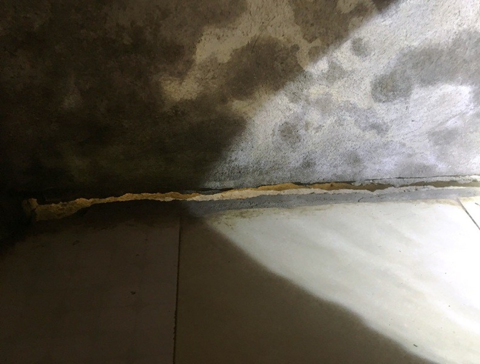 Nổ mìn thi công kênh, gần 350 nhà dân lún nứt - 5 Nhiều nhà hệ thống chân tường bị đứt gãy.