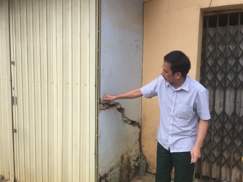 Nổ mìn thi công kênh, gần 350 nhà dân lún nứt - 9 Căn nhà của anh Hoàng Đình Hào bị ảnh hưởng nghiêm trọng.