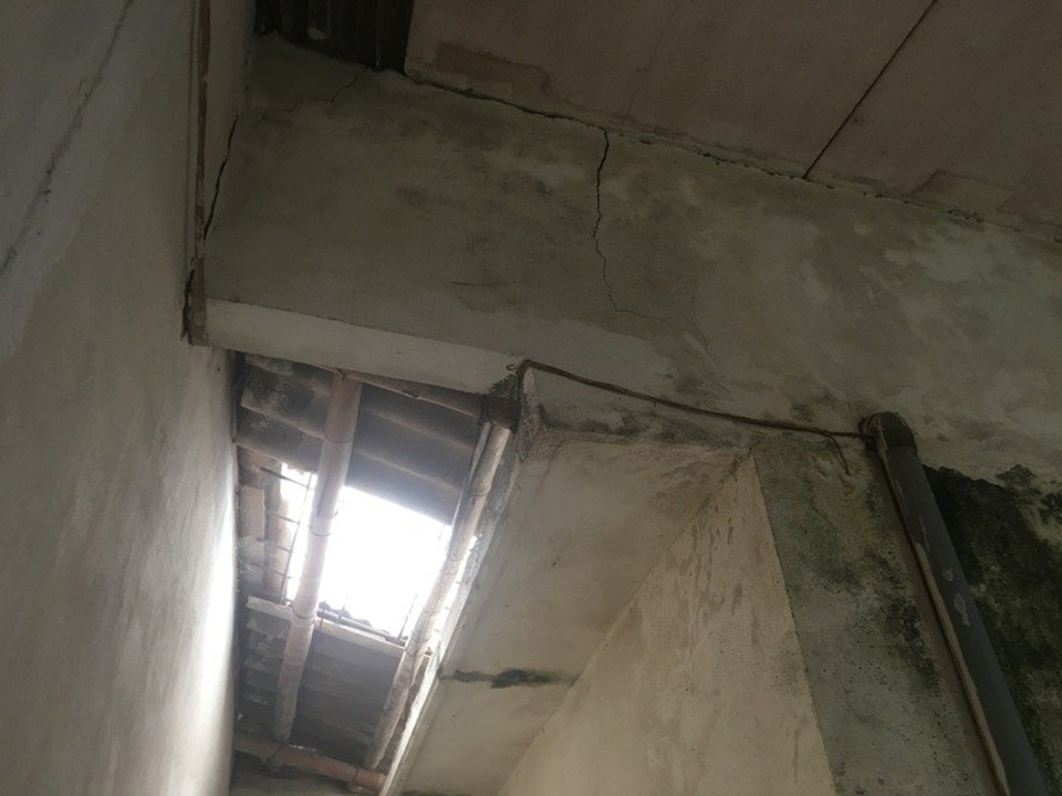 Nổ mìn thi công kênh, gần 350 nhà dân lún nứt - 11 Người dân nơm nớp lo sợ khi sống trong những căn nhà bị ảnh hưởng nghiêm trọng.