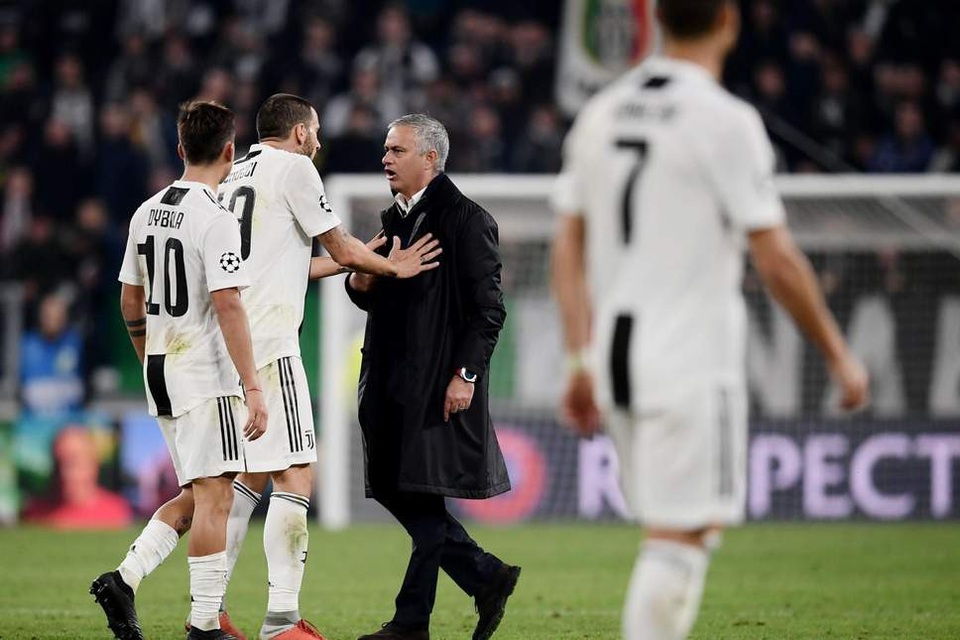 Mourinho hối hận vì lỡ cay cú đáp trả cổ động viên Juventus - 2
Bonucci đã tới ngăn cản hành động gây thêm căng thẳng của Mourinho