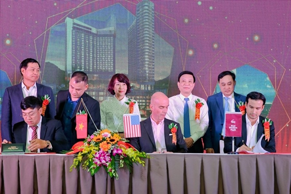 Tập đoàn Mỹ sẽ quản lý vận hành Best Western Plus Ha Long Bay Hotel - 1
Ông Trường Thành Long đang ký hợp đồng với đối tác Mỹ.