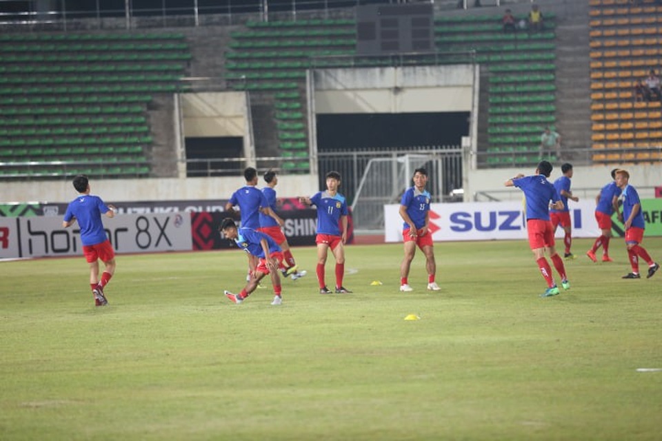 
Các cầu thủ Lào khởi động trên sân
