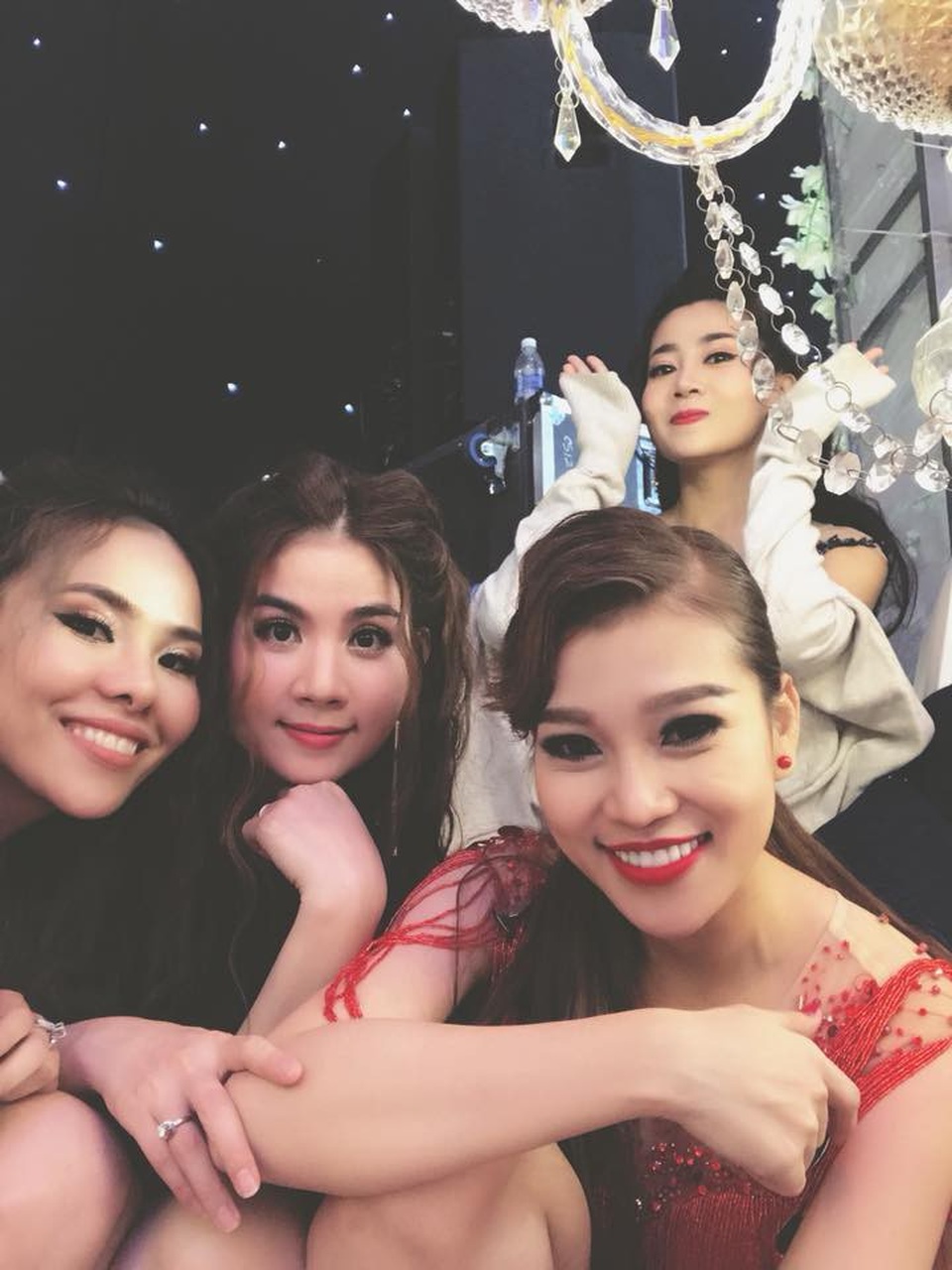 Mai Phương chia sẻ về lần đầu trở lại sân khấu sau thời gian dưỡng bệnh - 3 Trở lại chương trình, Mai Phương rất vui vẻ tạo dáng bên cạnh những bạn bè nghệ sĩ thân thiết