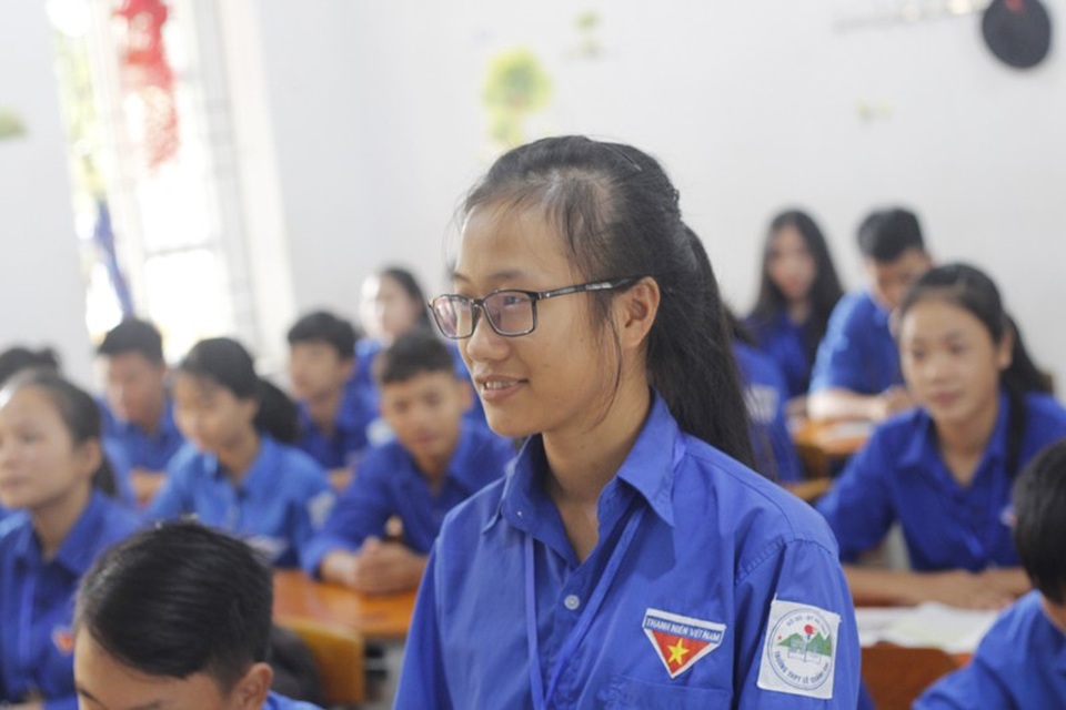 Khâm phục nữ sinh mồ côi vượt khó, học giỏi - 1
Em Nguyễn Thị Nga, học sinh lớp 11E trở thành niềm tự hào của thầy cô, học sinh Trường THPT Lê Quảng Chí (thị xã Kỳ Anh, Hà Tĩnh).