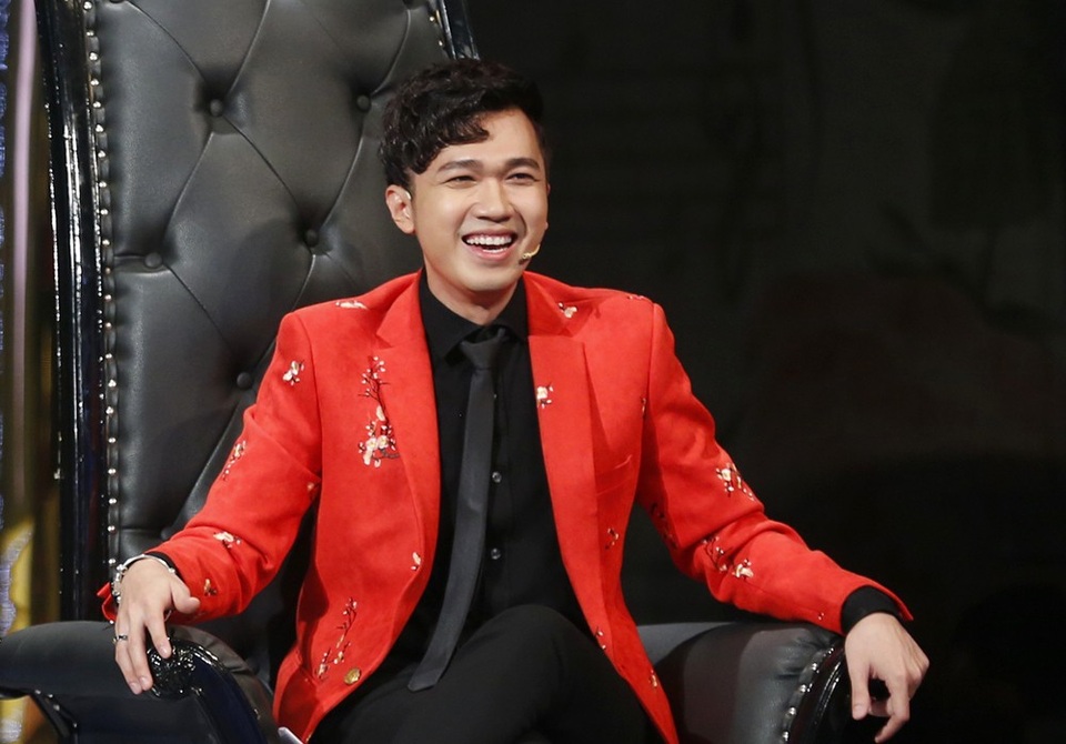 Trương Ngọc Ánh: “Nghệ sĩ có thể kiếm tiền bằng mọi cách nhưng không kiếm tiền bằng mọi giá” - 2 Xuất phát điểm là ca sĩ nhưng Minh Xù đang hoạt động chính với vai trò MC, BTV âm nhạc, diễn viên... Sự đa năng là cách mà Minh Xù áp dụng để “ứng biến” trước sự khắc nghiệt của thị trường ca nhạc. Minh Xù thì bất ngờ cho biết, với sự tích cực trong các hoạt động nên hiện anh đã tậu được nhà riêng và đang dành dụm để mua ô tô. Minh Xù cho biết, anh khá hài lòng với công việc và cuộc sống hiện tại vì hướng đi này phù hợp với niềm đam mê và giúp anh hái ra tiền.