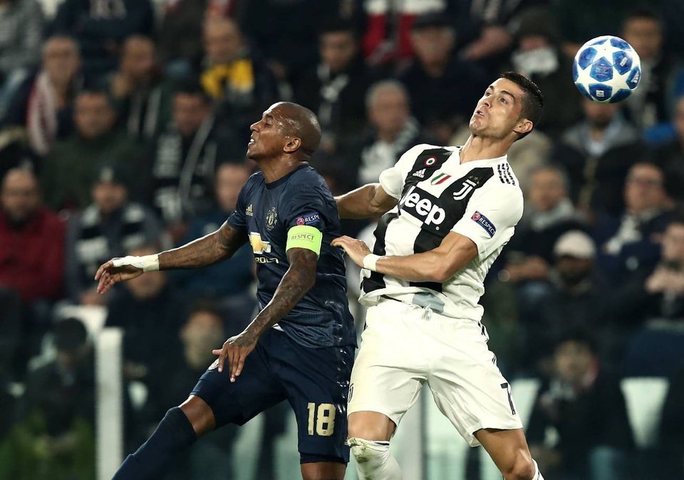 
Ashley Young khiến Ronaldo không có nhiều đất điễn nơi cánh trái Juventus
