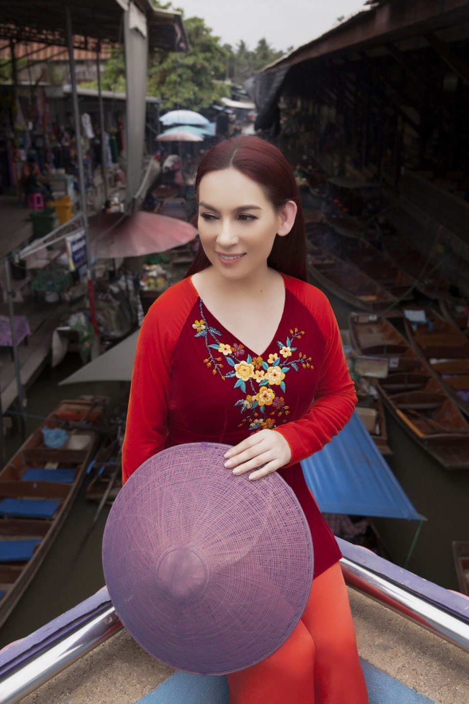 Cô mang theo rất nhiều chiếc áo bà ba với những màu sắc khác nhau.