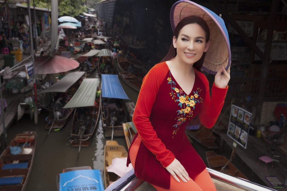 Giọng ca Bông điên điển chia sẻ: “Đã từ lâu, tôi quen với vai trò là phụ nữ nhưng cũng là đàn ông trong nhà. Sống trong tình yêu thương của con gái ruột Wendy, 21 người con nuôi và cả khán giả hâm mộ, Phi Nhung không còn cảm thấy cô đơn để dựa vào bất kỳ người đàn ông nào”.