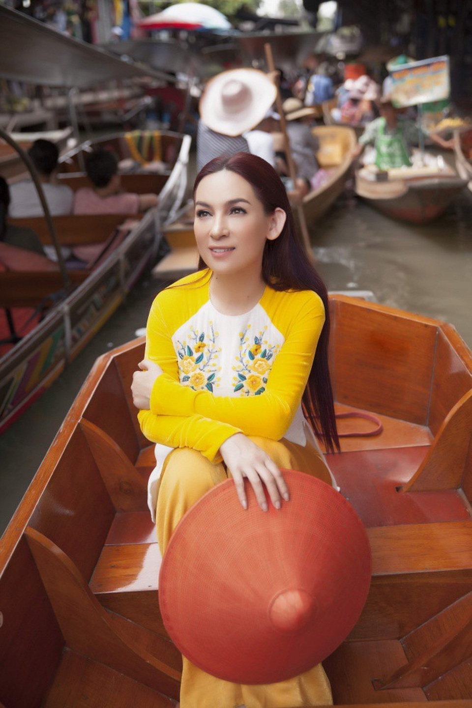 Được đưa đón bằng xe ô tô nhưng Phi Nhung vẫn thích đi xe tuk tuk, thích ăn lề đường và hòa đồng cùng mọi người. Cô cũng dành thời gian trải nghiệm đi thuyền trên chợ nổi.