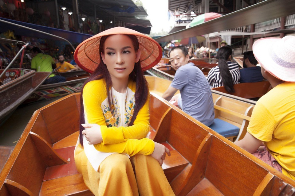 Phi Nhung duyên dáng áo bà ba khiến du khách trầm trồ ngợi khen.