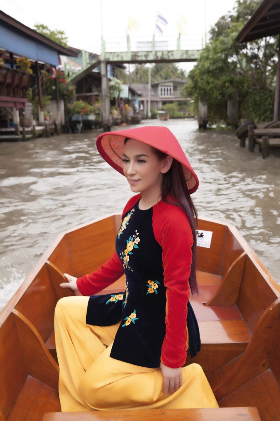 Ngoài áo bà ba, người đẹp còn mang theo những chiếc nón lá nhiều màu.