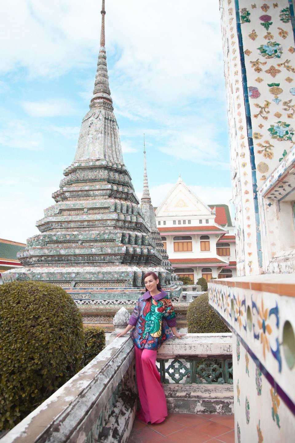 Mỗi buổi sáng, chùa là nơi đón ánh sáng mặt trời mọc từ bờ đông sông Chaophraya nên vua Taksin đặt tên cho chùa là chùa Bình Minh - Wat Arun. Trong tiếng Thái, “Wat” có nghĩa là chùa, còn “Aruna” trong tiếng Ấn Độ có nghĩa là thần bình minh.