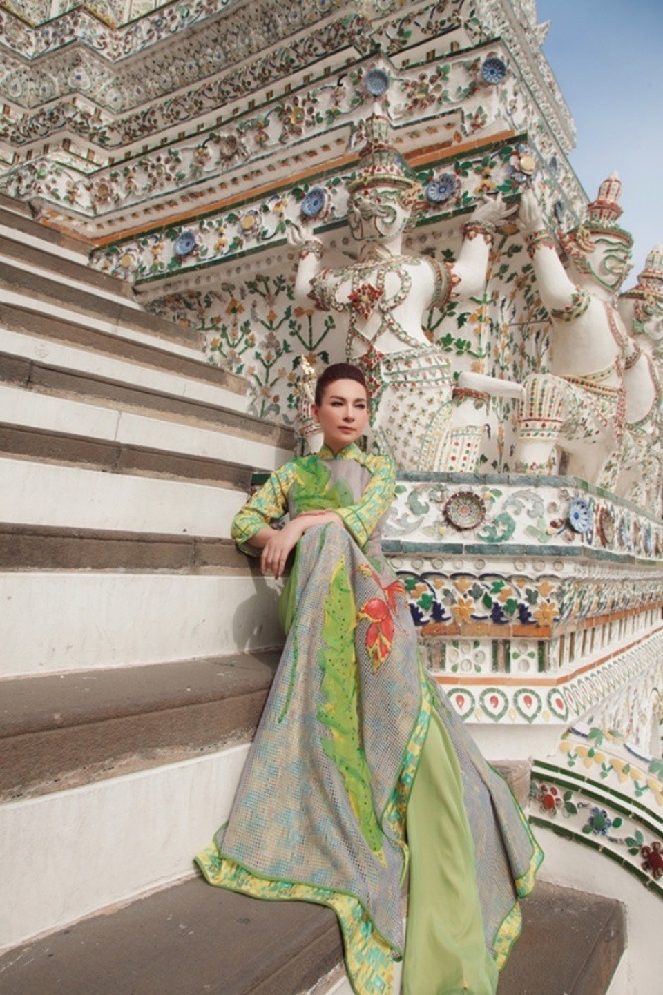 Vào thế kỷ 18, vua Taksin thiết lập kinh đô Thonburi tại đây và cho xây dựng một ngôi chùa lớn, được trang hoàng lộng lẫy để đặt tượng Phật Lục Bảo linh thiêng ở đây.