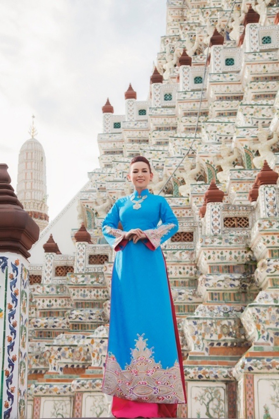 Nhân dịp qua Thái Lan, Phi Nhung đã tới tham quan ngôi chùa lớn nhất cũng là biểu tượng của nước Thái Lan.