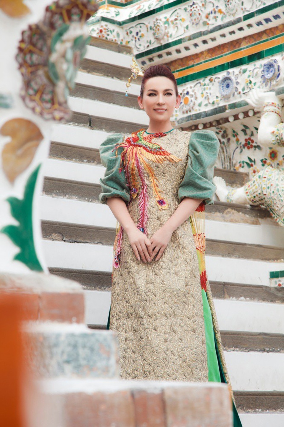 Phi Nhung khâm phục quá trình bảo tồn, trùng tu di tích tại đây. Sau hàng trăm năm, từng mảnh sứ, màu vôi... vẫn tươi mới như ngày đầu.