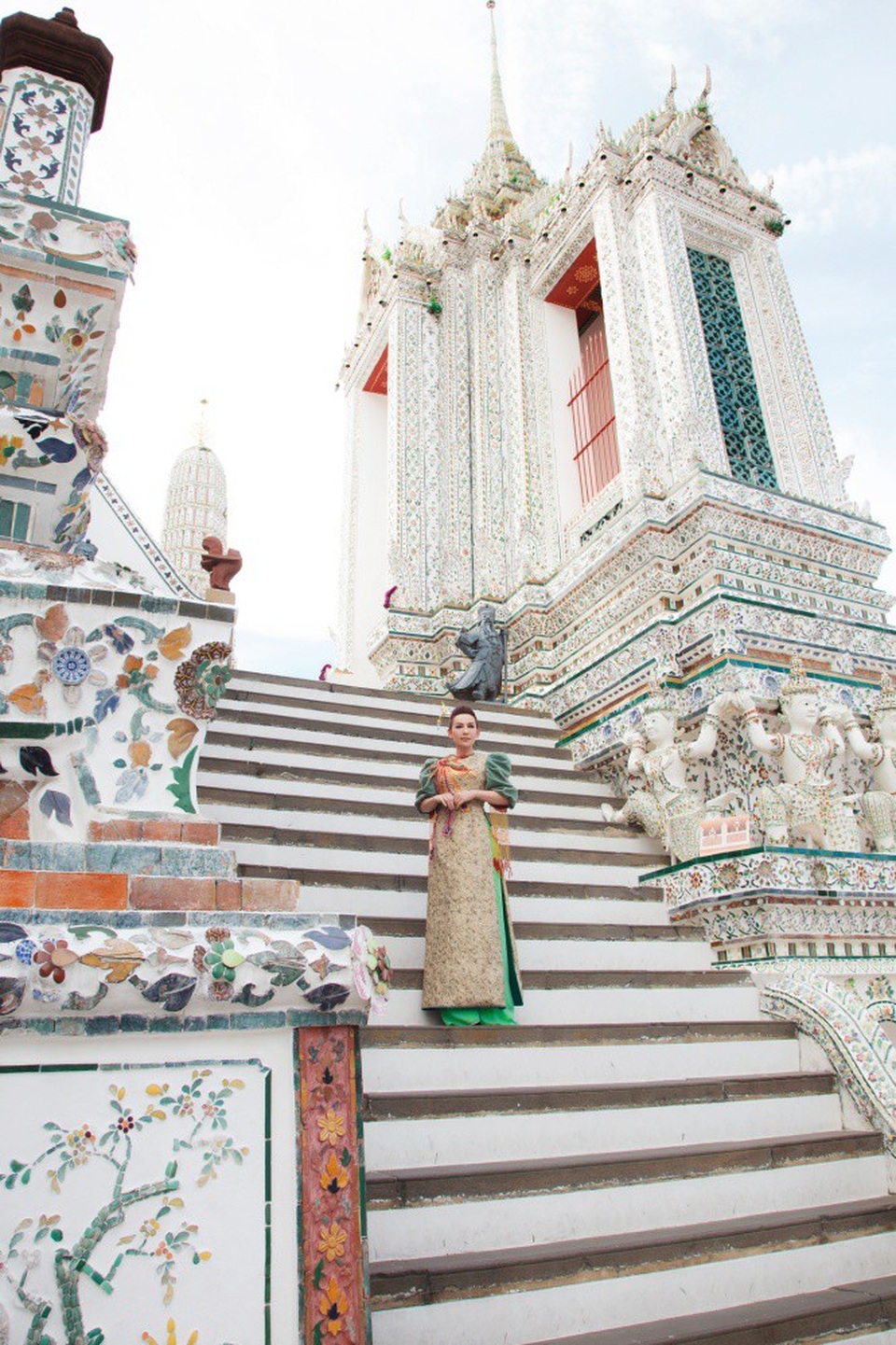 Nhắc tới Thái Lan, nhiều người sẽ nghĩ ngay tới ngôi chùa vàng nhưng Phi Nhung được người dân bản địa khuyên là nên tới thăm chùa Bình Minh vì chùa Bình Minh - Wat Arun là một danh thắng nổi tiếng của Bangkok.