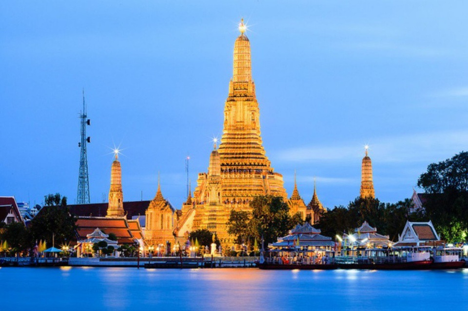 Wat Arun còn được người dân địa phương gọi là Wat Chaeng, nằm ở phía Tây (Thonburi) sông Chao Phraya. Chùa Wat Arun được tạo thành từ những ngọn tháp tô màu và đứng trên mặt nước. Với 4 tháp ở bốn góc và 1 tháp to nhất ở trung tâm, nơi đây còn là một trong những biểu tượng của Thái Lan với chợ nổi Damnoen Saduak và thuyền rồng.(Ảnh: Somphop Nithipaichit).