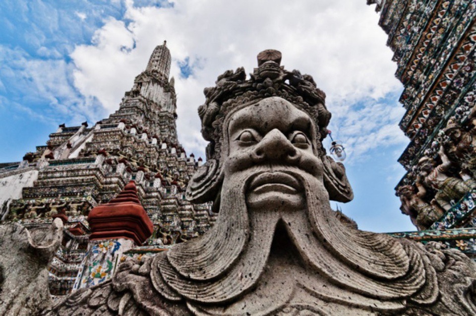 Trước năm 1782, nơi đây là thủ đô Thonburi của Thái Lan. Tại bến phà Tha Tien (gần Hoàng cung Grand Palace và chùa Wat Pho), du khách chỉ cần đi phà một đoạn ngắn là tới Wat Arun với nhiều ý nghĩa lịch sử, văn hóa và cảnh quan tuyệt đẹp. (Ảnh: Mark Fischer).