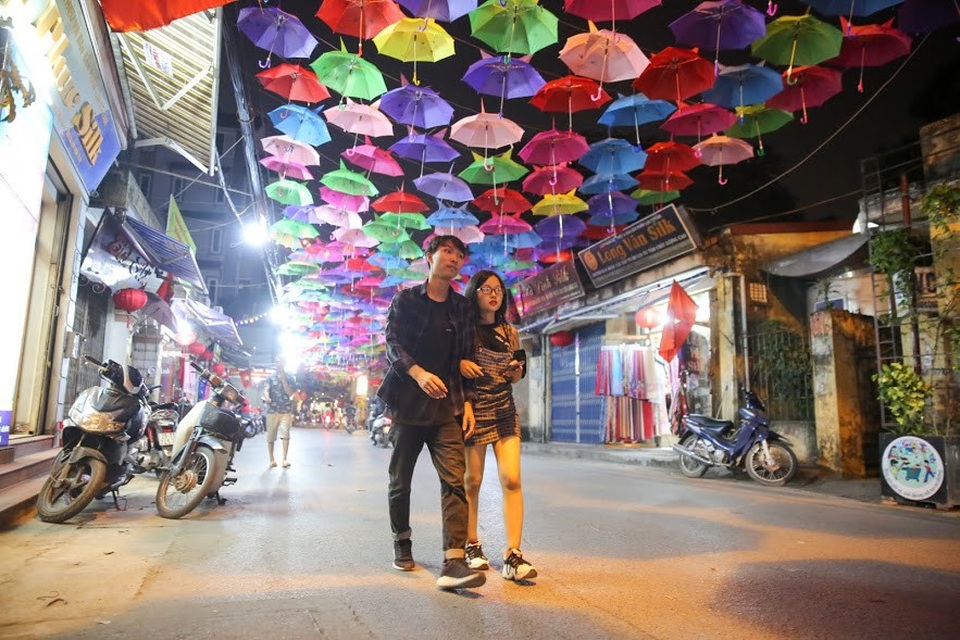 Hai bên đường, các cửa hàng bán lụa cũng trang hoàng, mở cửa cho khách tham quan đến 23 giờ đêm.