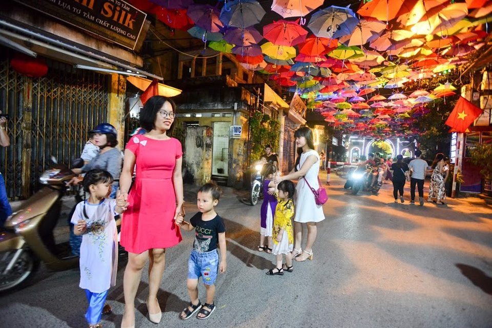 Nhiều gia đình cho cả con mình đến đây vui chơi