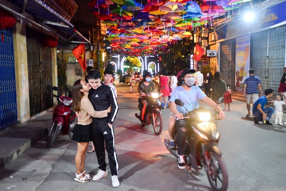 Choáng ngợp với con đường rực rỡ sắc màu được ví như “Hội An thứ 2” ở Hà Nội - 14