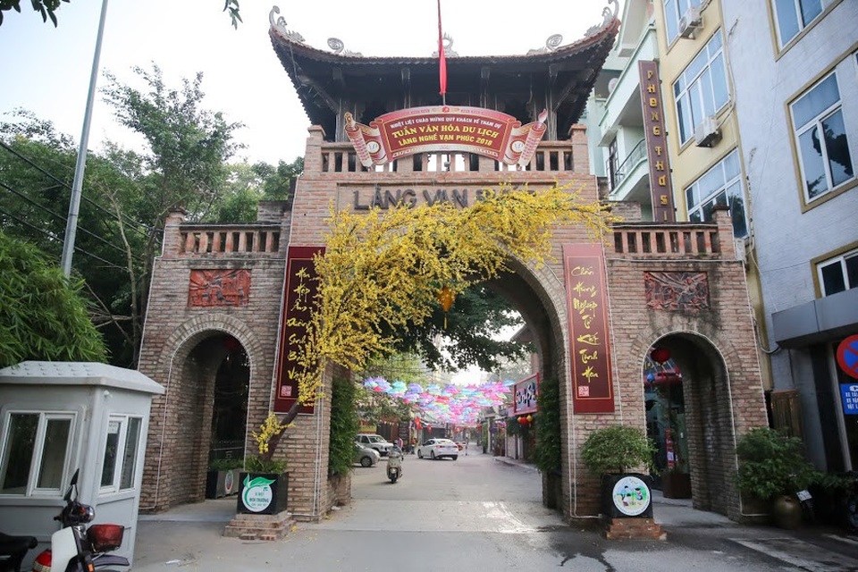 Làng nghề Vạn Phúc (phường Vạn Phúc, quận Hà Đông) nằm bên bờ sống Nhuệ, cách trung tâm thành phố Hà Nội khoảng 10km. Đây là một trong những làng nghề dệt lụa tơ tằm nổi tiếng, có lịch sử lâu đời.