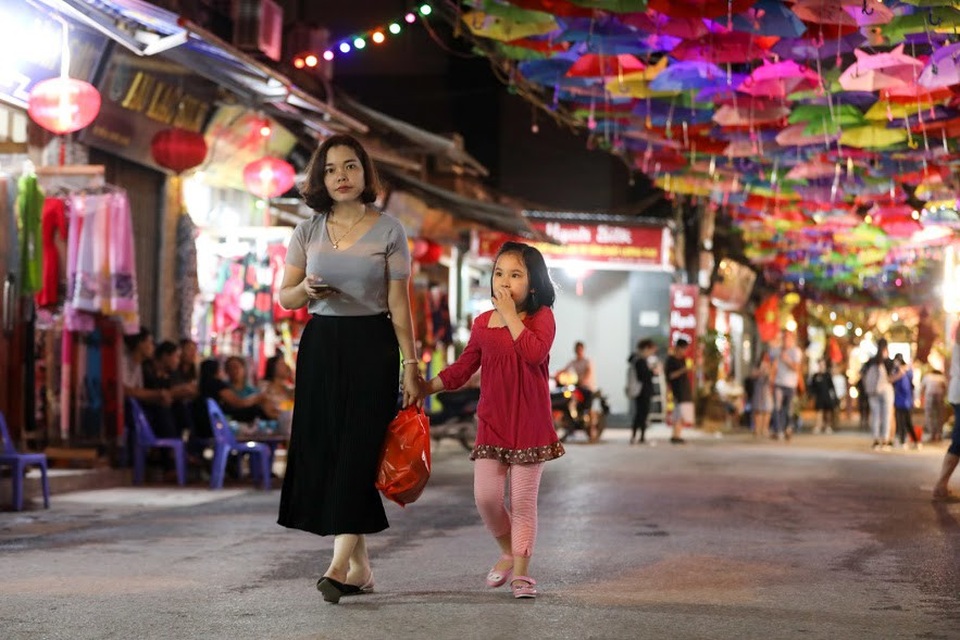 Ngoài các mặt hàng truyền thống, tuyến phố đi bộ được trang hoàng rực rỡ, với hàng nghìn chiếc ô đủ màu sắc.