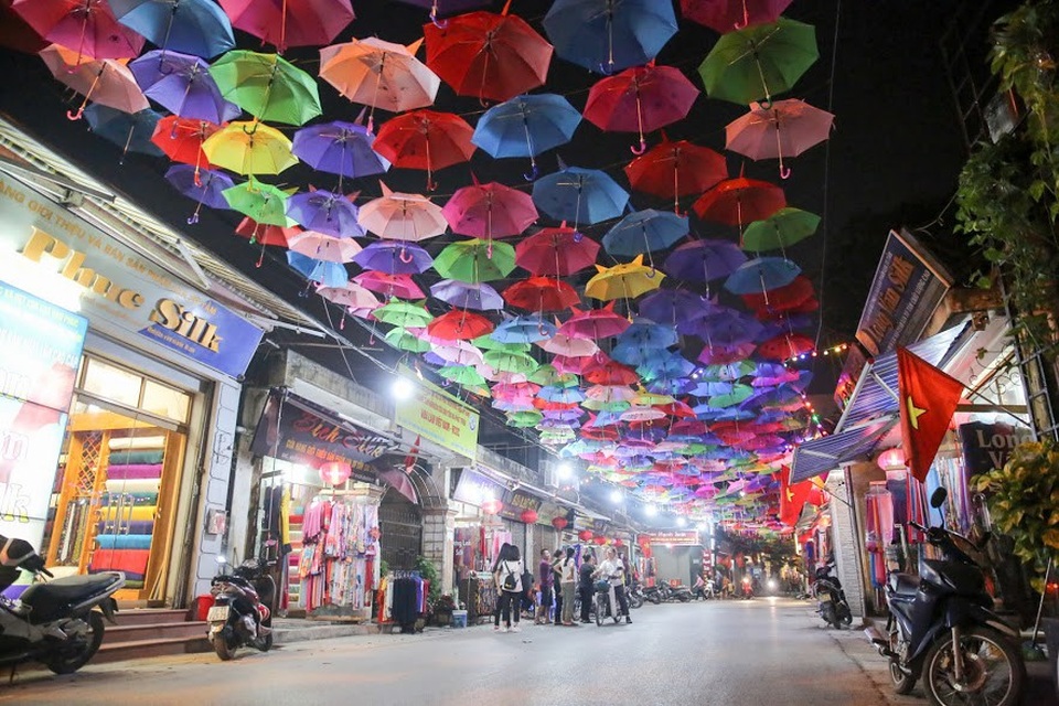 Đây là sự kiện văn hóa truyền thống nhằm quảng bá, tôn vinh những nét đẹp văn hóa, những sản phẩm thủ công truyền thống của người dân làng Lụa Vạn Phúc.