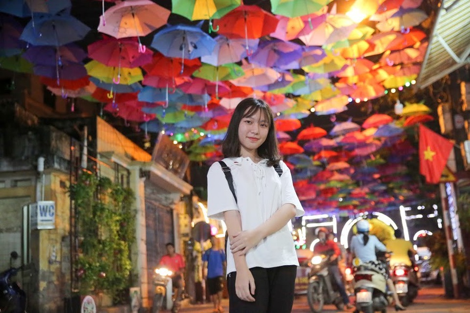 Ban đêm cả con phố bừng sáng, đẹp lung linh, thu hút rất đông khách tham quan đổ về check-in, chụp ảnh.