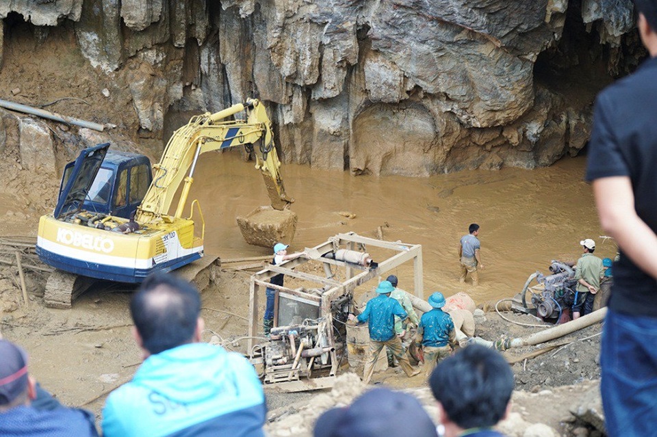 Vụ hai phu vàng mắc kẹt trong hang: Khẩn trương giải cứu, chạy đua cùng thời gian - 1
Chiều 7/11, sau bốn ngày tổ chức cứu hộ hai phu vàng mắc kẹt tại hang Cột Cờ tại xã Thanh Nông (Lạc Thủy, Hòa Bình), mực nước trong hang lại dâng cao do tắc đường ống hút nước. Lực lượng chức năng phải cố gắng lắp đường ống mới để tiếp tục công tác cứu hộ, cứu nạn hai phu vàng mắc kẹt.