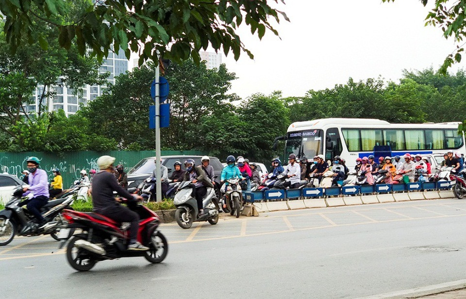 Hà Nội: CSGT lập chốt ngăn dắt bộ xe máy trên vỉa hè, người dân phá rào đối phó - 1
Với mục đích rút ngắt thời gian di chuyển, sau khi thấy CSGT lập chốt ngặn tình trạng dắt xe trên vỉa hè, sáng nay 8/11, hàng loạt người đi xe máy đã mở một đoạn dải phân cách để tiếp tục vi phạm.