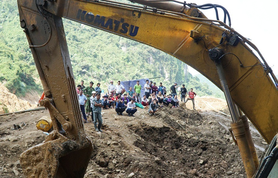 Vụ hai phu vàng mắc kẹt trong hang: Khẩn trương giải cứu, chạy đua cùng thời gian - 2
Luôn có rất đông người dân tới trước cửa hang Cột Cờ để theo dõi việc cứu hộ. Một chiến sỹ dân quân tự vệ trong đội cứu hộ cho biết, hang sâu, rộng, dài tới gần 200m, 2 máy bơm công suất lớn hút bùn lên liên tục, nhưng do lượng bùn quá lớn nên đường ống đã bị tắc, phải thay đường ống dẫn mới.
