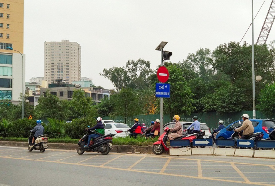 Hà Nội: CSGT lập chốt ngăn dắt bộ xe máy trên vỉa hè, người dân phá rào đối phó - 2
Dải phân cách bị phá cách ngã tư đường Trung Văn khoảng 10m, người dân tự ý mở lối nhằm tiếp tục vi phạm giao thông và né tránh lực lượng CSGT.