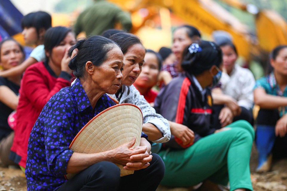 Vụ hai phu vàng mắc kẹt trong hang: Khẩn trương giải cứu, chạy đua cùng thời gian - 3
Gương mặt mệt mỏi của người dân theo dõi cuộc tìm kiếm.