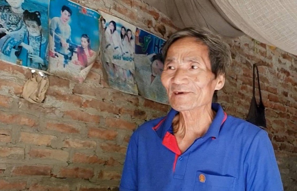 Vụ hai phu vàng mắc kẹt trong hang: Khẩn trương giải cứu, chạy đua cùng thời gian - 4
Tuổi cao sức yếu, khi nghe tin con trai gặp nạn, ông Bùi Văn Nị (68 tuổi, bố anh Thú) vẫn cố gắng giữ bình tĩnh mong chờ tin tức của con. Ngồi trên chiếc giường ọp ẹp ghép từ vài tấm ván sơ sài, ông tâm sự: “Vợ tôi mất cách đây vài năm. Tôi có hai đứa con trai, đứa lớn đã chết do bệnh tật, còn thằng Thú là con út trong nhà. Vợ của Thú cũng bị tai nạn giao thông cách đây chưa lâu, vết thương còn chưa lành, nó cứ ra hang là ngất lên ngất xuống, họ hàng lại phải đưa về. Còn về công việc thì thằng Thú chưa bao giờ nói với tôi là nó đi làm gì mà chỉ bảo đi làm ăn xa...”.