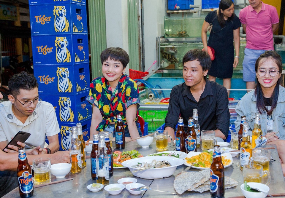 Chỉ ngẫu hứng nhưng đây mới là version "Mình yêu từ bao giờ" đỉnh nhất của Miu Lê - 4 
Cũng “bà nội” ấy phiên bản đời thực vô tư khoe giọng “cực ngọt”. Dù là một đoạn ngẫu hứng được vô tình ghi lại, thế nhưng ai nấy nghe xong đều cho rằng đây mới là phiên bản họ mong chờ nhất.