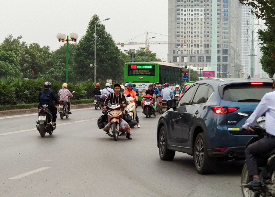 Hà Nội: CSGT lập chốt ngăn dắt bộ xe máy trên vỉa hè, người dân phá rào đối phó - 4
Lý giải về tình trạng này, anh Lê Huy Nam (trú tại phường Vạn Phúc, Hà Đông) cho biết: Đoạn đường Tố Hữu thường xuyên ùn tắc vào mỗi buổi sáng. Người đi xe máy cảm thấy khá ngột ngạt. Nhiều người đã lựa chọn phương án di chuyển lên vỉa hè, đi ngược chiều một đoạn rồi rẽ vào đường Trung Văn để tiết kiệm thời gian đến cơ quan.