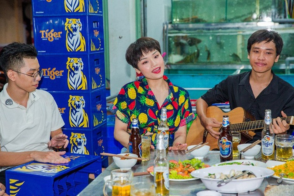 Chỉ ngẫu hứng nhưng đây mới là version "Mình yêu từ bao giờ" đỉnh nhất của Miu Lê - 5 
Quả thực tiết mục “ngẫu hứng vỉa hè” của Miu Lê đã làm fan hâm mộ mê như điếu đổ!