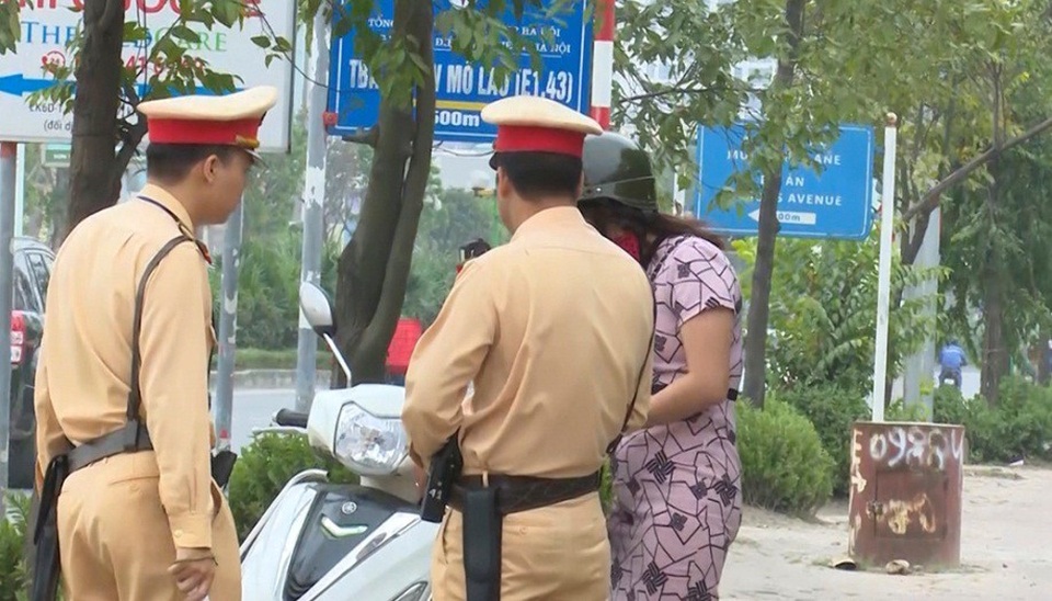 Hà Nội: CSGT lập chốt ngăn dắt bộ xe máy trên vỉa hè, người dân phá rào đối phó - 5
Lực lượng CSGT túc trực xử lý và điều hướng các phương tiện đi ngược chiều trên vỉa hè tại nút giao Tố Hữu – Mỗ Lao.