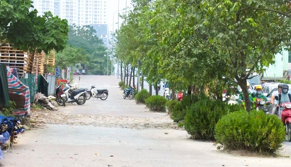 Hà Nội: CSGT lập chốt ngăn dắt bộ xe máy trên vỉa hè, người dân phá rào đối phó - 6
Đoạn vỉa hè qua nút giao Tố Hữu – Mỗ Lao đã không còn cảnh người dân dắt bộ xe đi ngược chiều.
